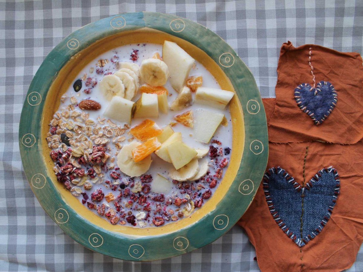 SWITZERLAND: The Swiss like to start their day with Birchermüesli: raw oats and grains topped with dried and / or fresh fruit and served in milk or yogurt. 